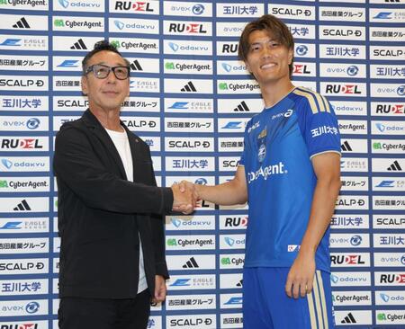原靖フットボールダイレクター（左）と握手を交わす町田・小川航基（撮影・棚橋慶太）