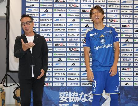 原靖フットボールダイレクター（左）と笑顔で話す町田・小川航基（撮影・棚橋慶太）