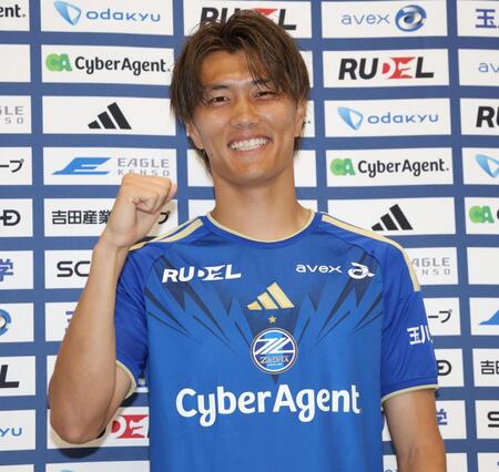 笑顔でガッツポーズする町田・小川航基（撮影・棚橋慶太）