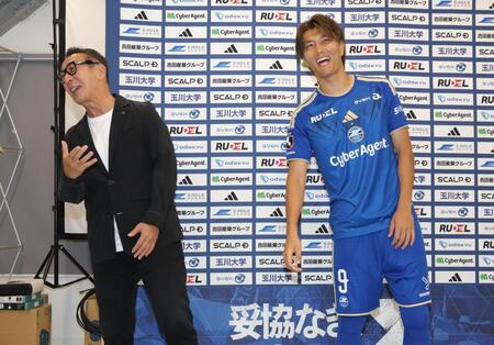 会見を終え、原靖フットボールダイレクター（左）と談笑する町田・小川航基（撮影・棚橋慶太）