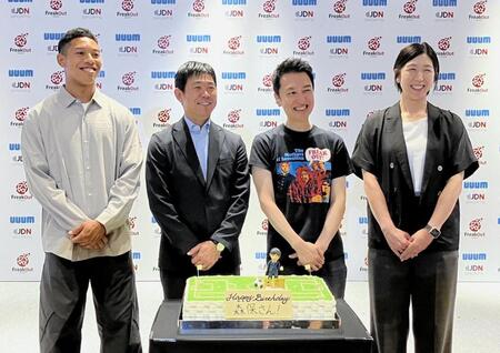 誕生日ケーキを前に笑顔を見せる森保監督（左から２人目）