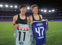 　試合後、横浜Ｍ・三井寺真（左）とユニホームを交換した福島・三浦知良＝日産スタジアム（撮影・吉澤敬太）