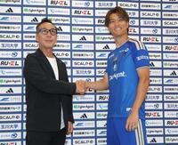原靖フットボールダイレクター（左）と握手を交わす町田・小川航基（撮影・棚橋慶太）