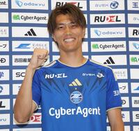 笑顔でガッツポーズする町田・小川航基（撮影・棚橋慶太）