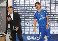 会見を終え、原靖フットボールダイレクター（左）と談笑する町田・小川航基（撮影・棚橋慶太）