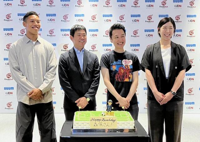 誕生日ケーキを前に笑顔を見せる森保監督（左から２人目）