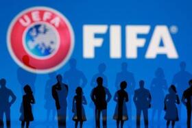 　欧州サッカー連盟（ＵＥＦＡ）と国際サッカー連盟（ＦＩＦＡ）のロゴ（ロイター＝共同）