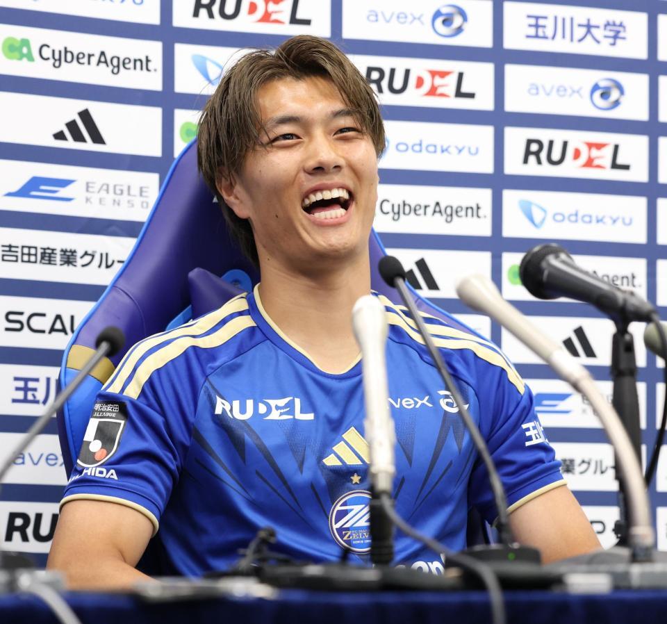 笑顔で会見する町田・小川航基（撮影・棚橋慶太）