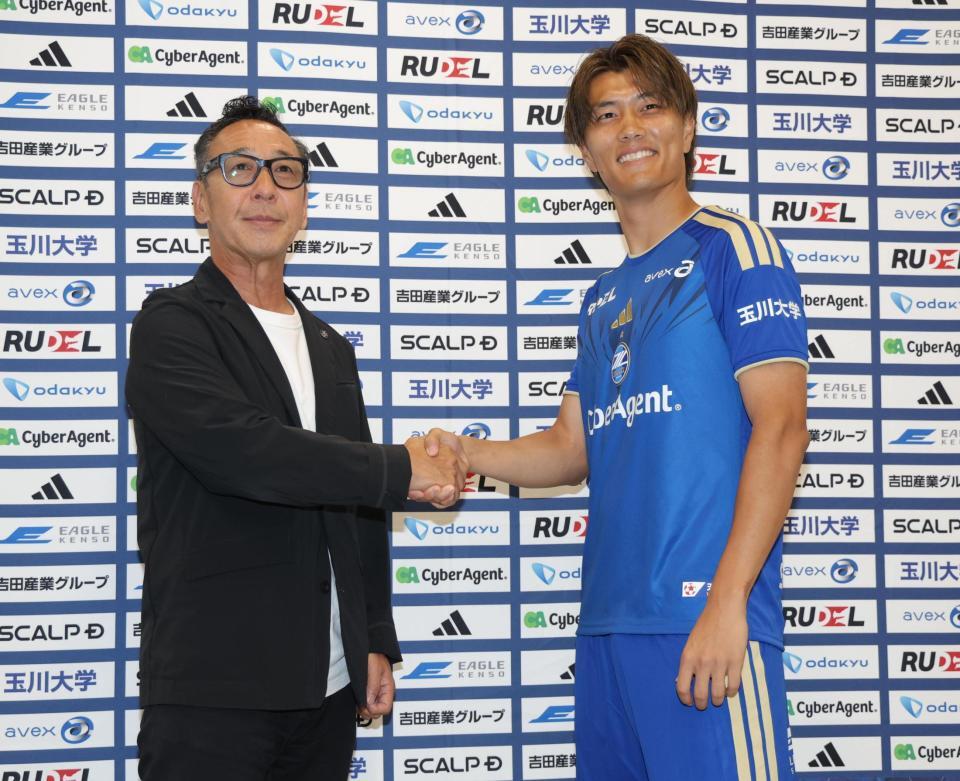 原靖フットボールダイレクター（左）と握手を交わす町田・小川航基（撮影・棚橋慶太）