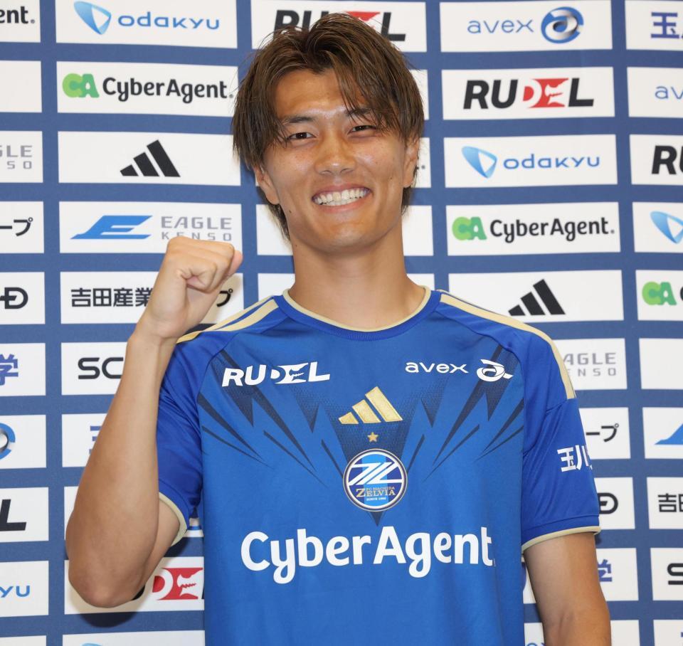 笑顔でガッツポーズする町田・小川航基（撮影・棚橋慶太）