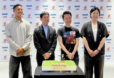 　誕生日ケーキを前に笑顔を見せる森保監督（左から２人目）