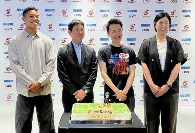 　誕生日ケーキを前に笑顔を見せる森保監督（左から２人目）
