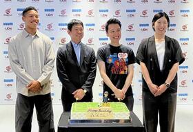 　誕生日ケーキを前に笑顔を見せる森保監督（左から２人目）