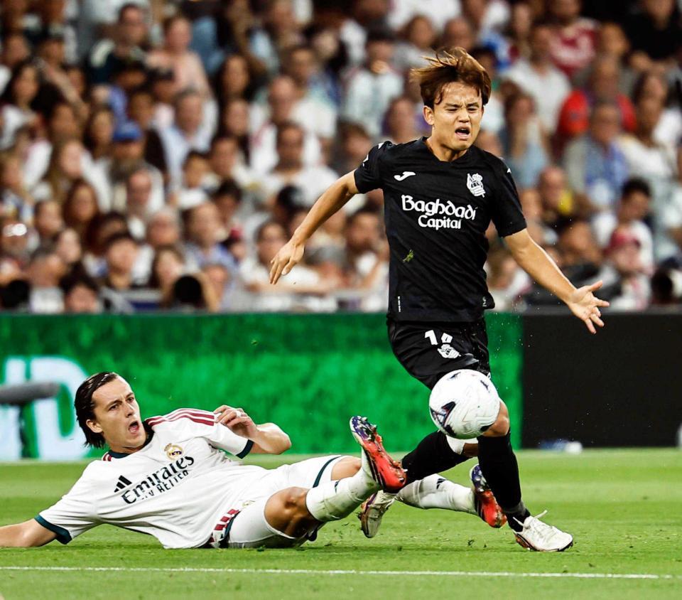 　前半、攻め込むレアル・ソシエダードの久保（右）（共同）