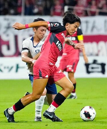 　栃木ＳＣ戦でプレーする熊本・薬師田＝１５日