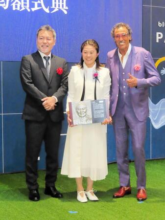 第２２回日本サッカー殿堂掲額式典に出席した（左から）澤さんの夫・辻上裕章氏、澤穂希さん、ラモス瑠偉氏