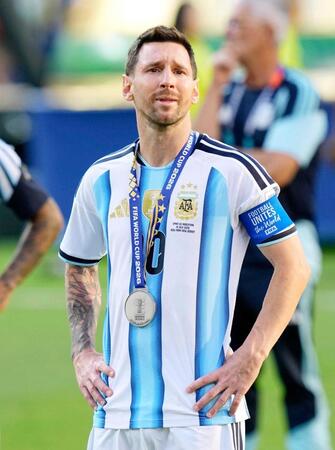 サッカーＷ杯北中米３カ国大会決勝で延長の末、スペインに敗れて涙ぐむアルゼンチンのメッシ＝７月（共同）