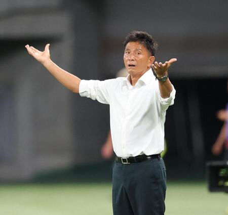 前半、神戸に先制を許し厳しい表情の東京Ｖ・城福浩監督（撮影・棚橋慶太）