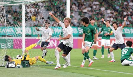 前半、先制ゴールを決め、喜ぶ神戸・高橋壱晟（中央）＝撮影・棚橋慶太