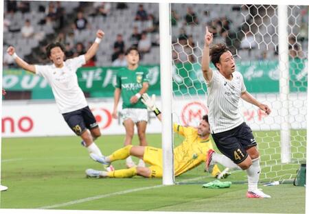 後半、ゴールを決め喜ぶ神戸・永戸勝也（右）＝撮影・棚橋慶太