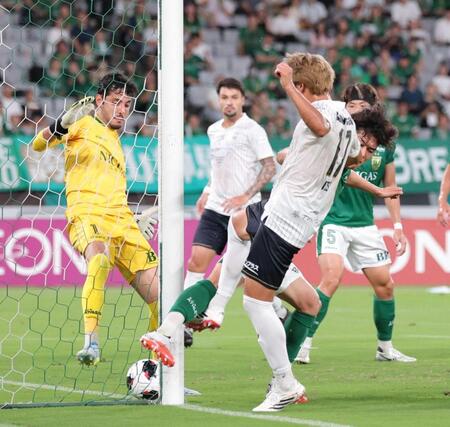 前半、先制ゴールを決める神戸・高橋壱晟（右）＝撮影・棚橋慶太