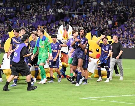 ポケモンとともにサポーターにあいさつする広島イレブン(撮影・畠山賢大）