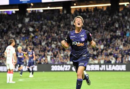 先制ゴールを決めて雄たけびをあげる加藤(撮影・畠山賢大）
