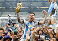 Ｗ杯カタール大会で優勝し、トロフィーを掲げる＝２０２２年１２月（共同）
