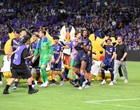 ポケモンとともにサポーターにあいさつする広島イレブン(撮影・畠山賢大）