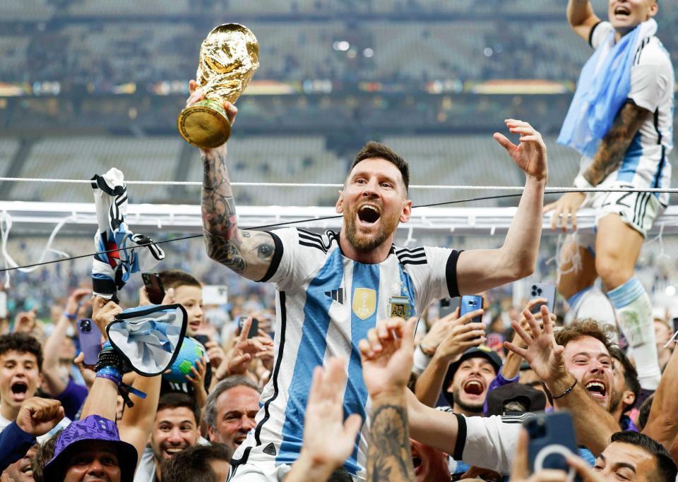 Ｗ杯カタール大会で優勝し、トロフィーを掲げる＝２０２２年１２月（共同）