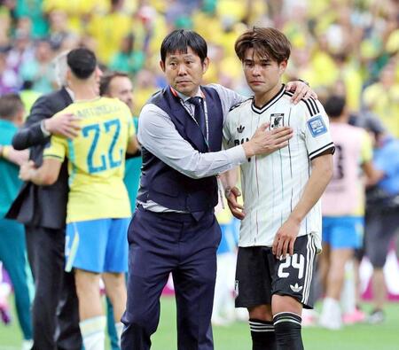 　ブラジルに敗れ、佐野（右）に声をかける森保監督＝６月２９日