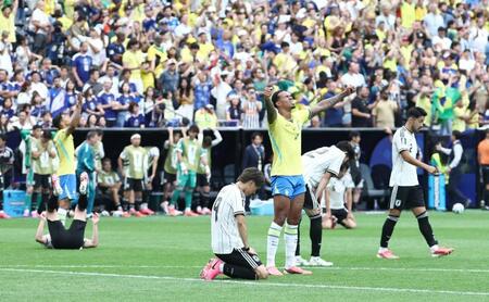 　北中米Ｗ杯でブラジルに敗れ、肩を落とす日本代表＝６月２９日