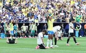 　北中米Ｗ杯でブラジルに敗れ、肩を落とす日本代表＝６月２９日