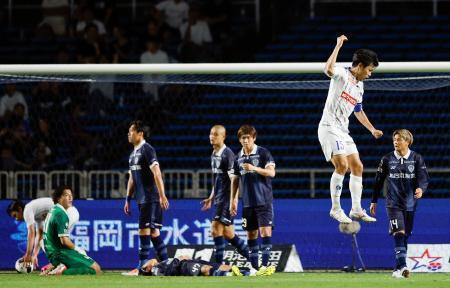 　福岡-水戸　後半、同点ゴールを決め、跳び上がって喜ぶ水戸・木本＝ベススタ