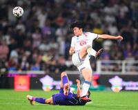 後半、プレーする上田（共同）