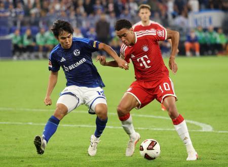 　サッカーのドイツ１部リーグでバイエルン・ミュンヘン戦に先発し、リーグ戦デビューを果たしたシャルケの田中聡（左）＝５日（ゲッティ＝共同）