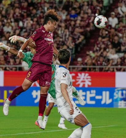 　後半、ヘディングで自身２点目のゴールを決める神戸・郷家