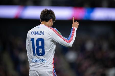 　サッカーのイングランド・リーグカップで、ミドルズブラ戦に出場したクリスタルパレスの鎌田大地＝８日、ロンドン（ゲッティ＝共同）