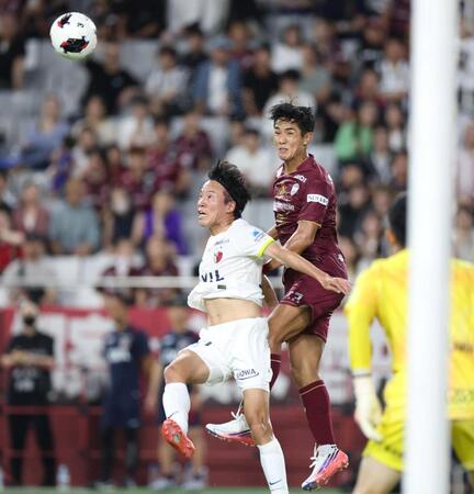 前半、競り合う武藤（右）＝撮影・中田匡峻