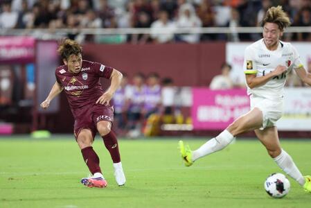 前半、シュートを放つ永戸（撮影・中田匡峻）