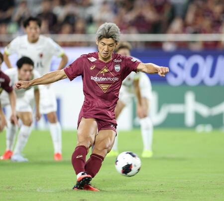 後半、ＰＫで先制ゴールを決める大迫（撮影・中田匡峻）