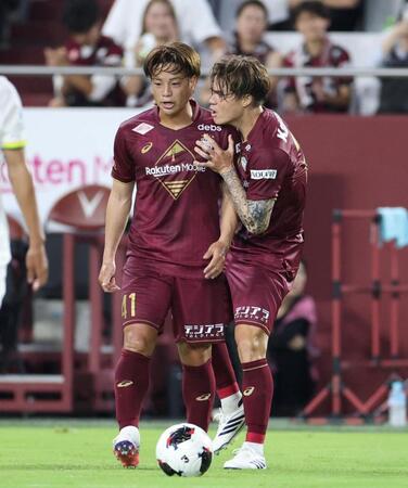 前半、永戸勝也（左）に声をかける酒井高徳（撮影・中田匡峻）