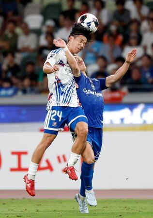 町田－横浜Ｍ　前半、競り合う横浜Ｍ・近藤（左）と町田・明本