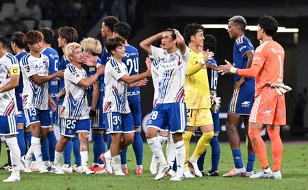 町田－横浜Ｍ　引き分けに終わり、悔しそうな表情の横浜Ｍイレブン