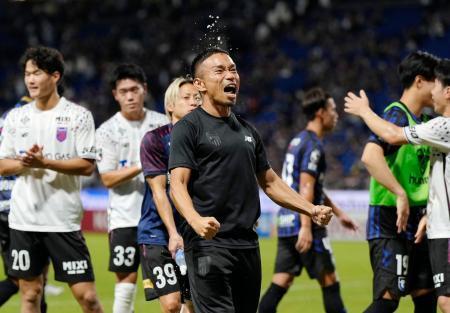 　Ｇ大阪に勝利し、誕生日を祝福されるＦＣ東京・長友（手前）＝パナスタ