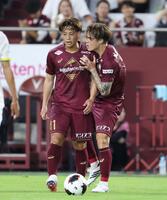 前半、永戸勝也（左）に声をかける酒井高徳（撮影・中田匡峻）