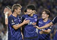 メッシ マラドーナ氏追悼ゴール “神のユニフォーム”を着て復刻の一発