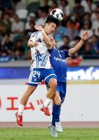 町田－横浜Ｍ　前半、競り合う横浜Ｍ・近藤（左）と町田・明本