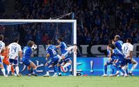 町田－横浜Ｍ　前半、ヘディングで先制ゴールを決める横浜Ｍ・谷村（中央）