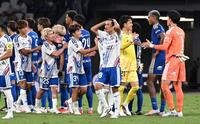 町田－横浜Ｍ　引き分けに終わり、悔しそうな表情の横浜Ｍイレブン